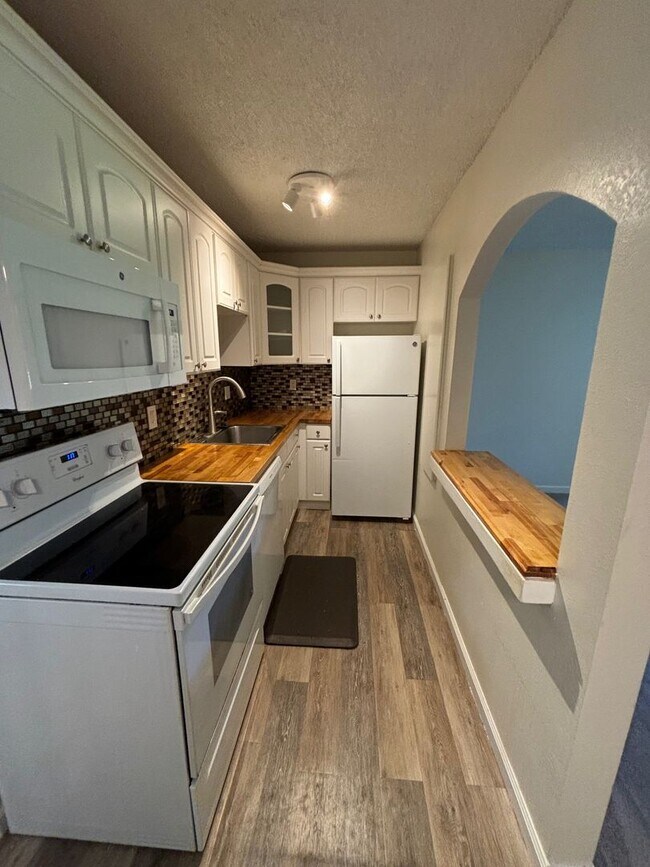 Building Photo - Jasmine Condos Updated 1 bd/1ba