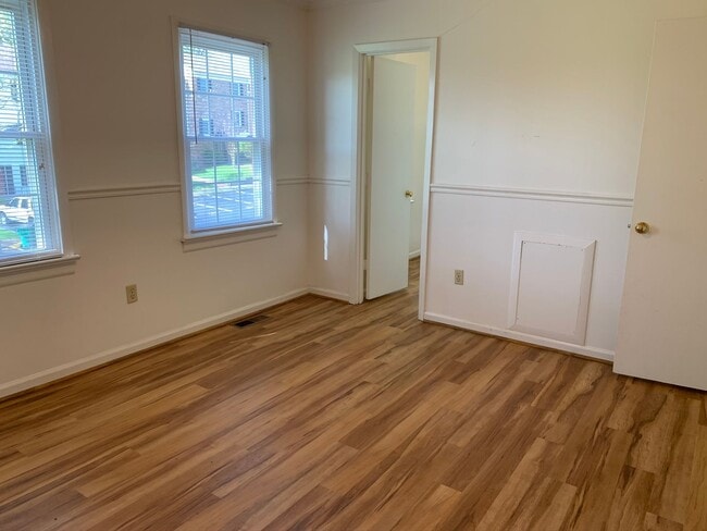 Building Photo - End Townhome In Oak Manor Community