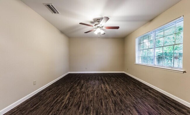 Building Photo - 2110 Wycliffe Dr