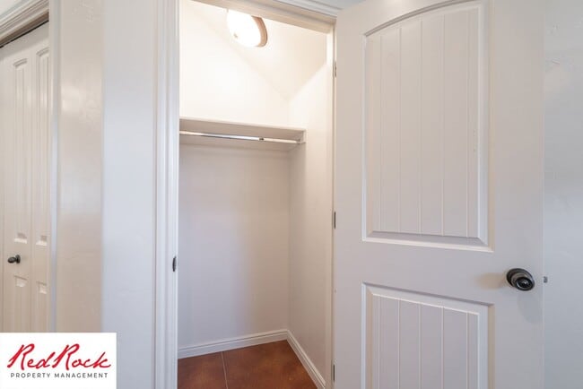 Building Photo - Beautiful Southgate Townhome! 3 Bedroom, 2...