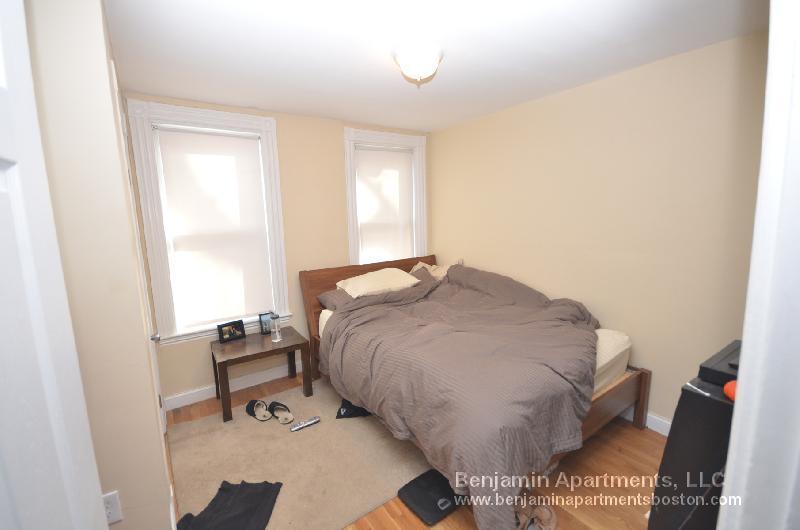 Building Photo - 861 E 1st St