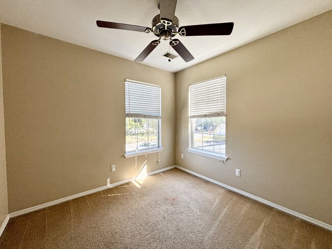 Building Photo - Three Bedroom Townhome Located in Mill Creek