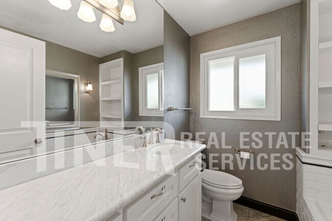 Building Photo - 8 Saratoga Cir