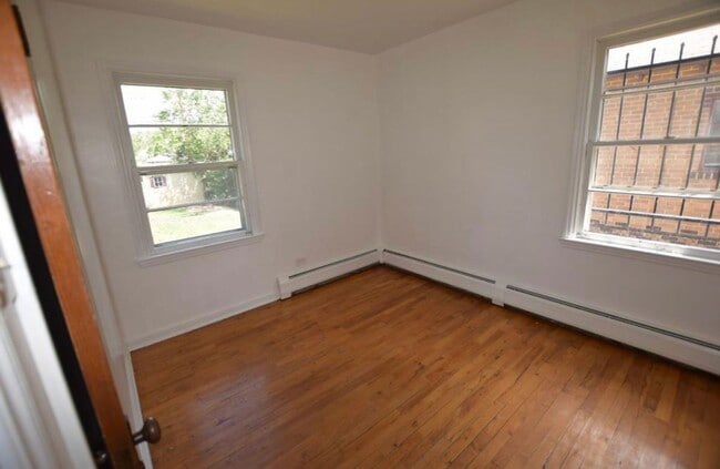 Building Photo - Charming six bedroom home near River North...