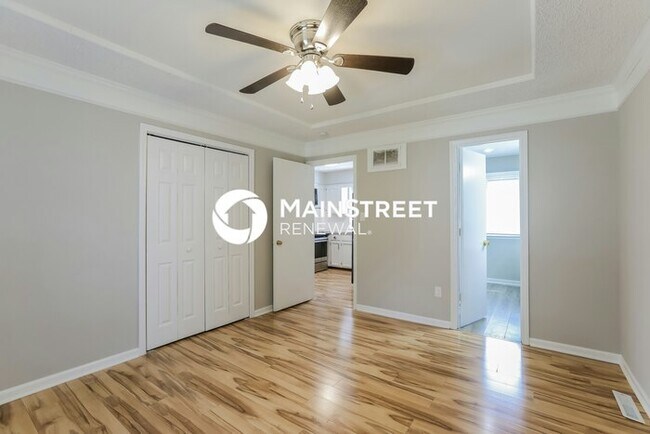 Building Photo - 3 Bedroom Pet-Friendly Home in LEES SUMMIT, MO with Main Street Renewal