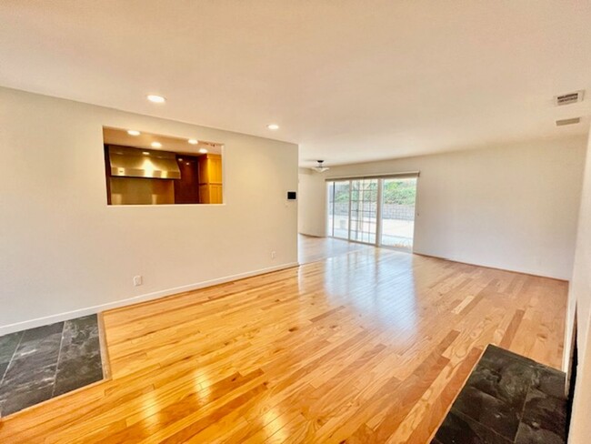 Building Photo - Beautiful Single level home with 3/2 and f...