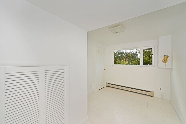 Building Photo - Spacious 4BR/2 BA Home in Quiet North-End ...