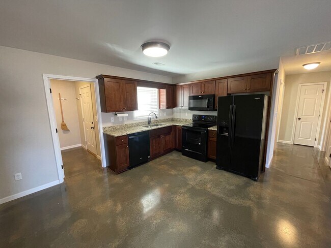 Building Photo - Available on September 10th, 2026!  2 bed 1 bath duplex in Denver NC!