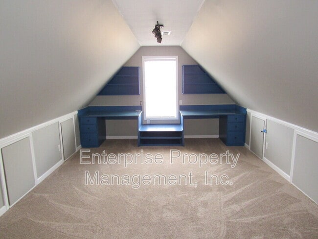 Building Photo - 7037 Meadowlands Pl