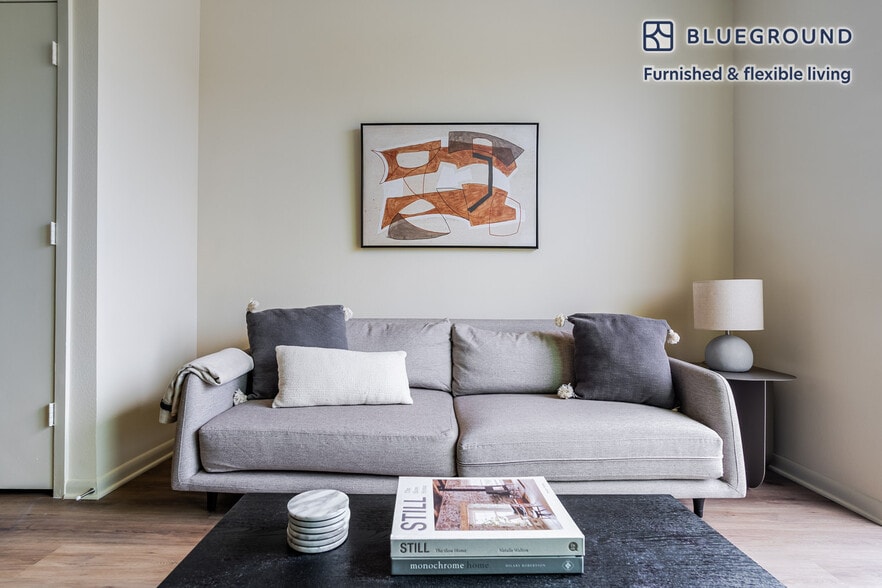 Building Photo - 3001 Esperanza Crossing