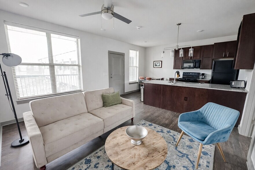 Building Photo - 501 Main St