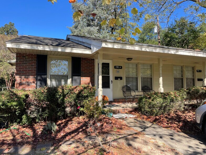 Front entrance, driveway - 2105 Young St Unit A