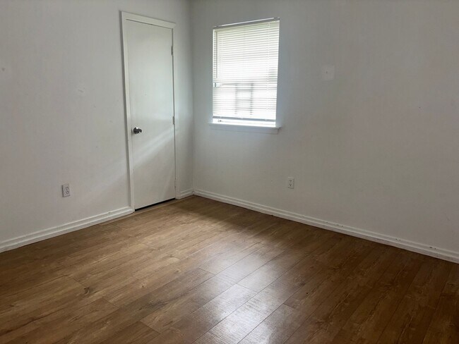 Building Photo - 6560 Lake Forest Dr