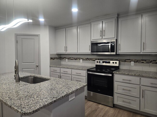 Building Photo - Spacious 4/3/2 Home with Modern Finishes and Great Location