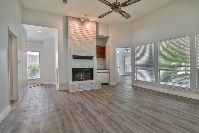 Building Photo - 10910 Scenic Dr