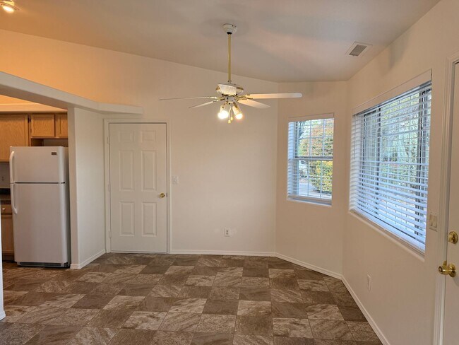Building Photo - 9800 E Lakeshore Dr