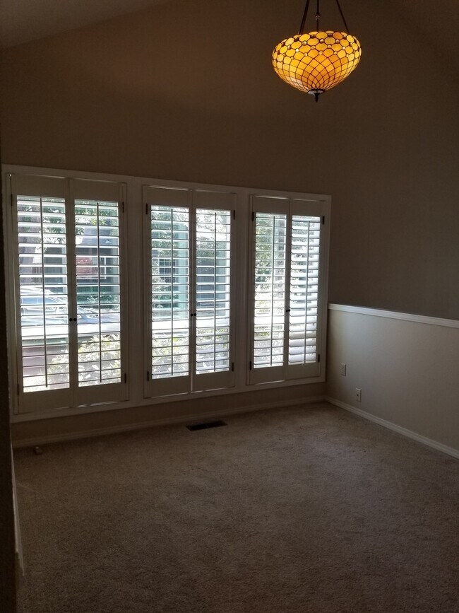 Building Photo - LAKE OSWEGO 2/2 READY FOR IMMEDIATE MOVE IN!  AC!
