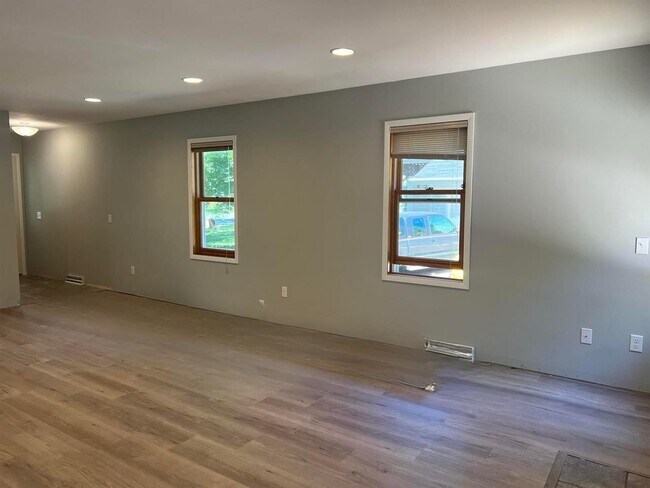 Building Photo - 5 S Thompson Dr