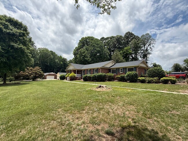 Building Photo - Three bedroom, 2 bath house in Mebane