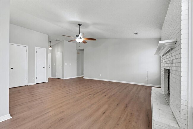 Building Photo - 3 Bed • 2 Bath • Valley View School District