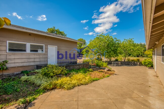 Building Photo - 27827 SW Grahams Ferry Rd