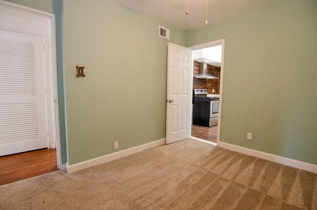 Building Photo - Precious Bungalow Home Rental in Norfolk!