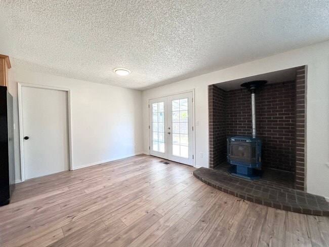 Building Photo - Newly Renovated Single-Family Home in Gresham! 3 Bed/1 Bath w/ Double Car Garage!