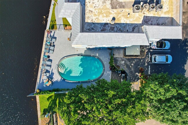 Building Photo - 801 NE 18th Ct