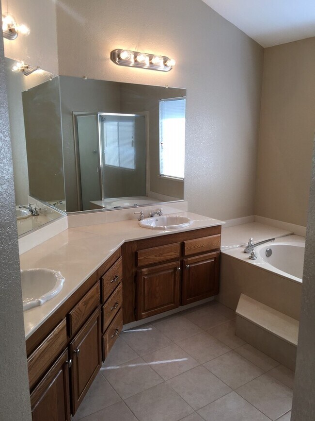 Building Photo - Large two story near the mall!