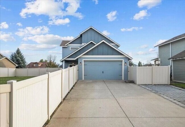 Building Photo - Charming 2-Story Home in Post Falls – Spac...