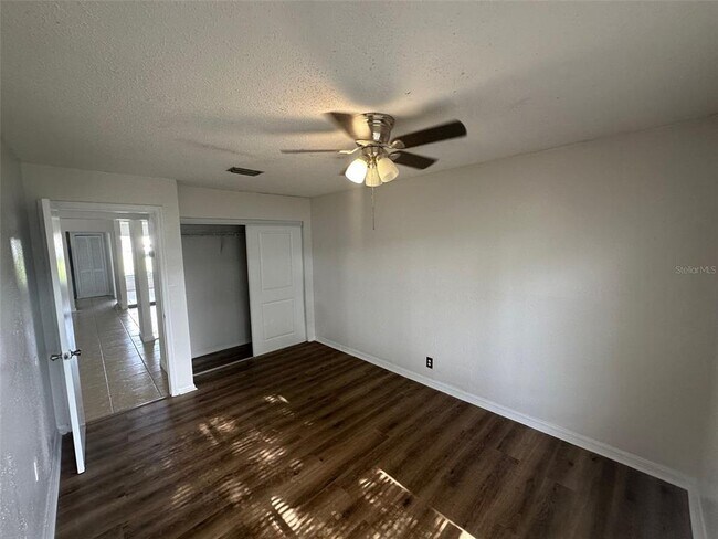 Building Photo - 828 E Flag Ln