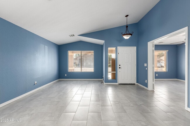 Building Photo - 3888 E Bancroft Ct