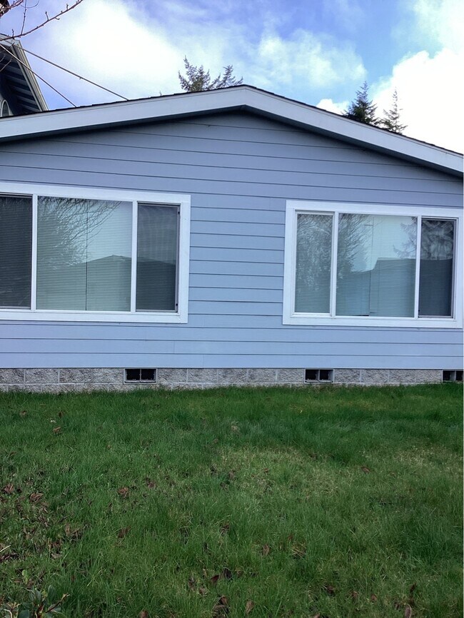 Building Photo - 365 SW Pacific View St