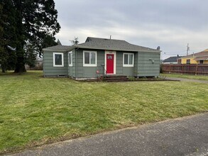 Building Photo - Updated 2 bedroom 1 bathroom house in Springfield!
