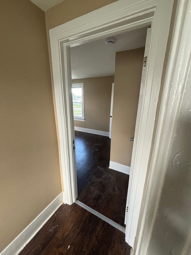 Building Photo - Section 8 welcome, 3 bedrooms 1 Bath. Spac...
