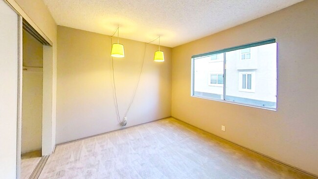 Building Photo - Spacious 2-bedroom condo in Downtown Long ...