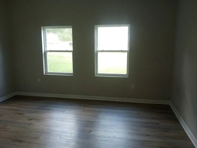 Building Photo - 3 Bedroom 2 Bathroom