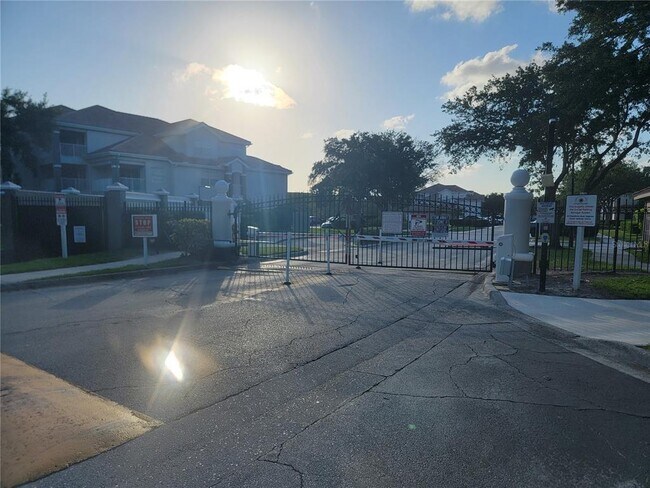 Building Photo - 14013 Fairway Island Dr