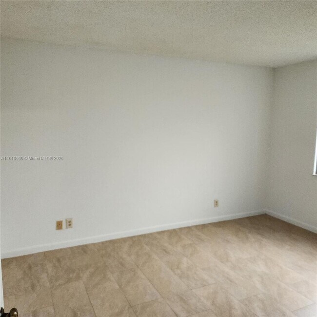 Building Photo - 342 Lakeview Dr