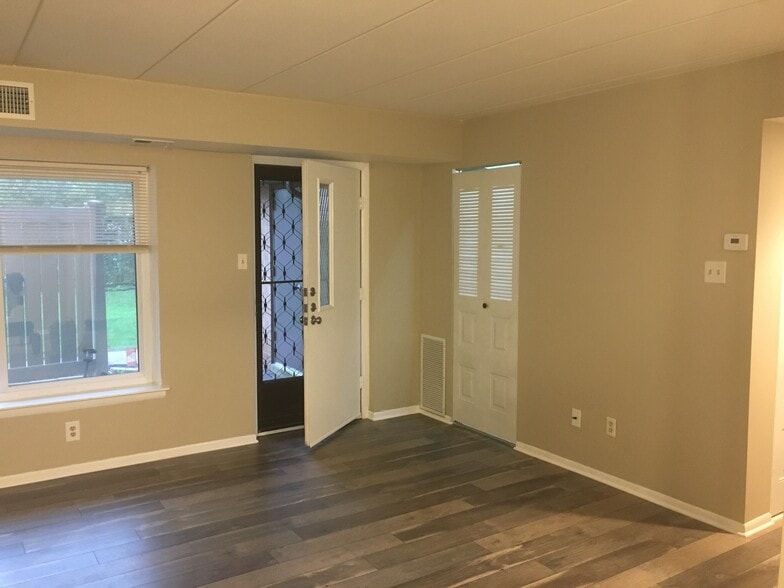 Living Room - 57003 Delaire Landing Rd