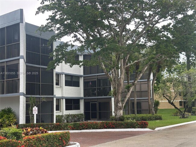 Building Photo - 16251 Golf Club Rd