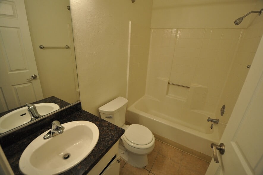 Building Photo - 425 N Alvarado St