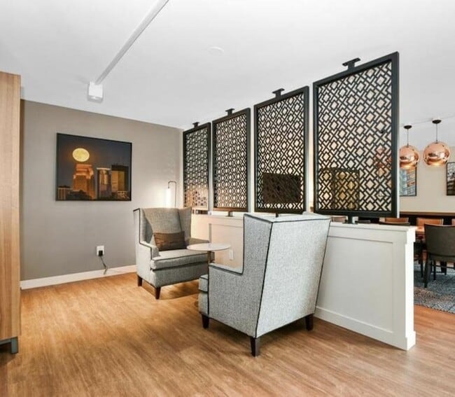 Building Photo - 433 S 7th St