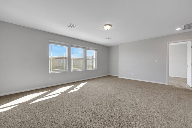 Building Photo - Large 4 bedroom home