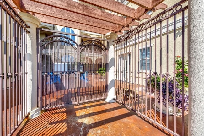 Building Photo - 7134 Mapleridge St