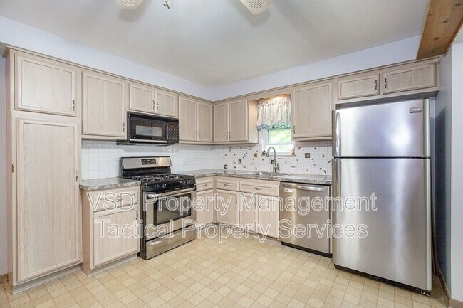 Building Photo - 6188 Cabrini Ln