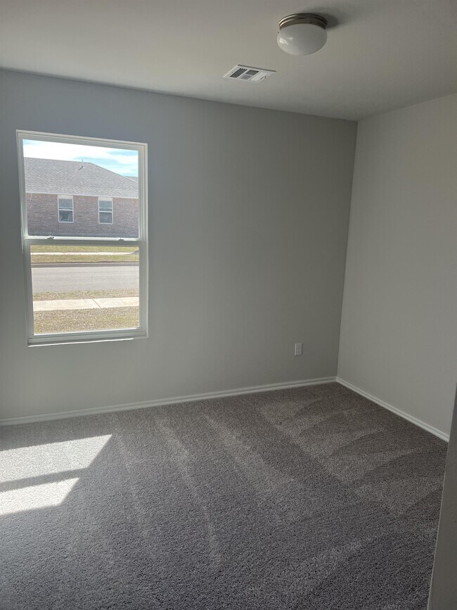 Building Photo - 1002 Ichabod Cir