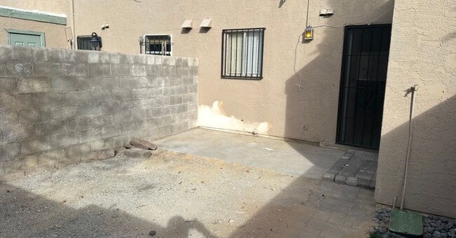 Building Photo - 2 BEDROOMS 1.5 BATHROOM TOWNHOUSE AVAILABLE FOR RENT JONES AND VEGAS DR !!!