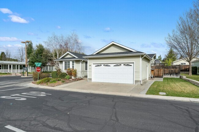 Building Photo - 351 Lark Dr