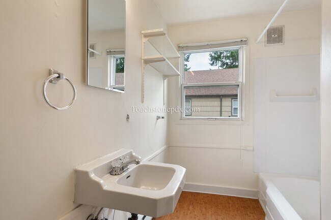 Building Photo - Welcoming 1 BD | 1 BA Conveniently Located...